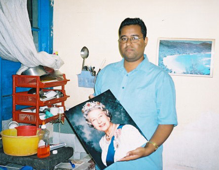 Allen Vincatissen with portrait of The Queen
